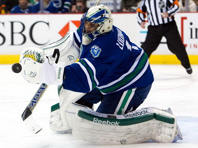 Canucks cannot fly with Wings, lose in shootout