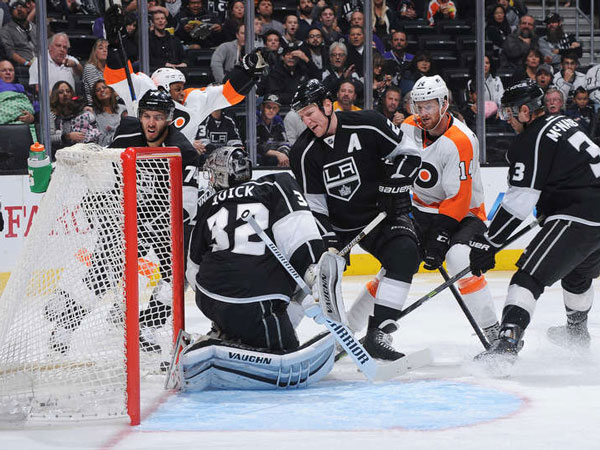 Flyers snap losing streak with road win against Kings